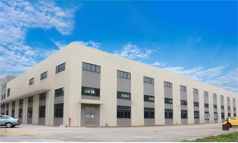 Exterior del edificio de oficinas de Crowns Machinery