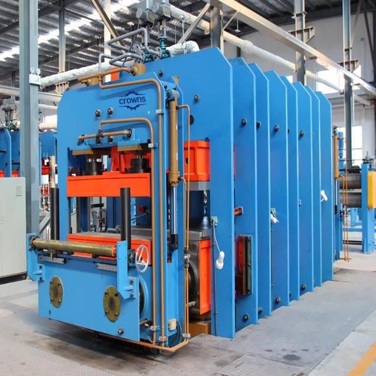 Línea de prensa vulcanizadora industrial de Crowns Machinery, equipada para la fabricación de productos de caucho de gran volumen.