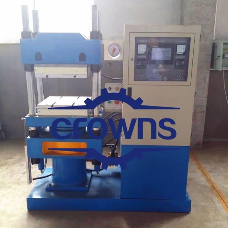 Máquina vulcanizadora de caucho tipo columna de Crowns Machinery, diseñada para ofrecer versatilidad en producciones pequeñas y medianas.
