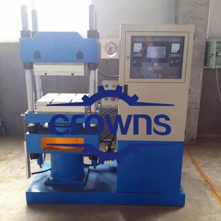 Máquina vulcanizadora de caucho tipo columna de Crowns Machinery, diseñada para ofrecer versatilidad en producciones pequeñas y medianas.